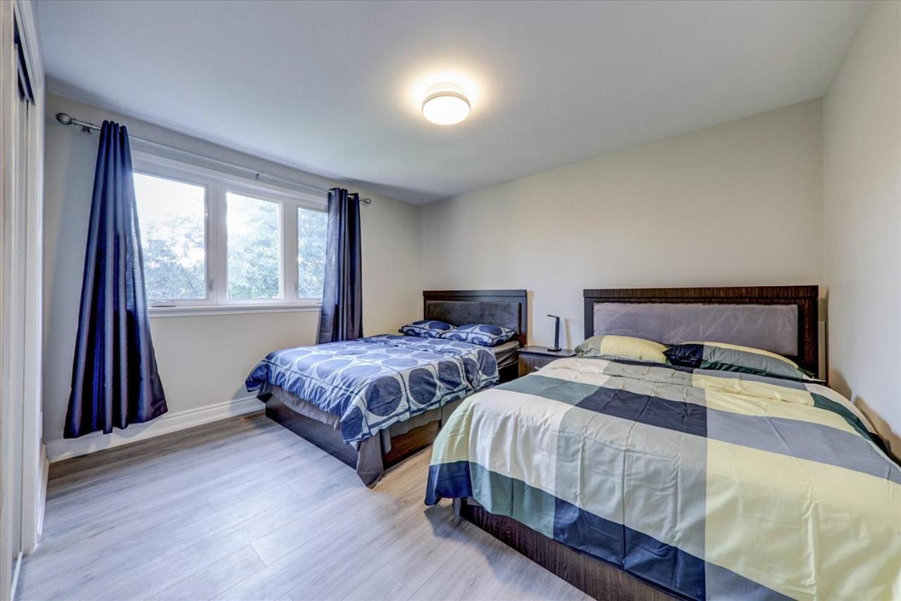 Stunning 7 Bedroom Rougeview Home With 2 Kitchens, 5 Bathrooms, Amazing Backyard & 8-Car Parking Toronto Exterior photo