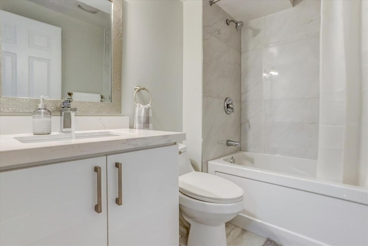Stunning 7 Bedroom Rougeview Home With 2 Kitchens, 5 Bathrooms, Amazing Backyard & 8-Car Parking Toronto Exterior photo