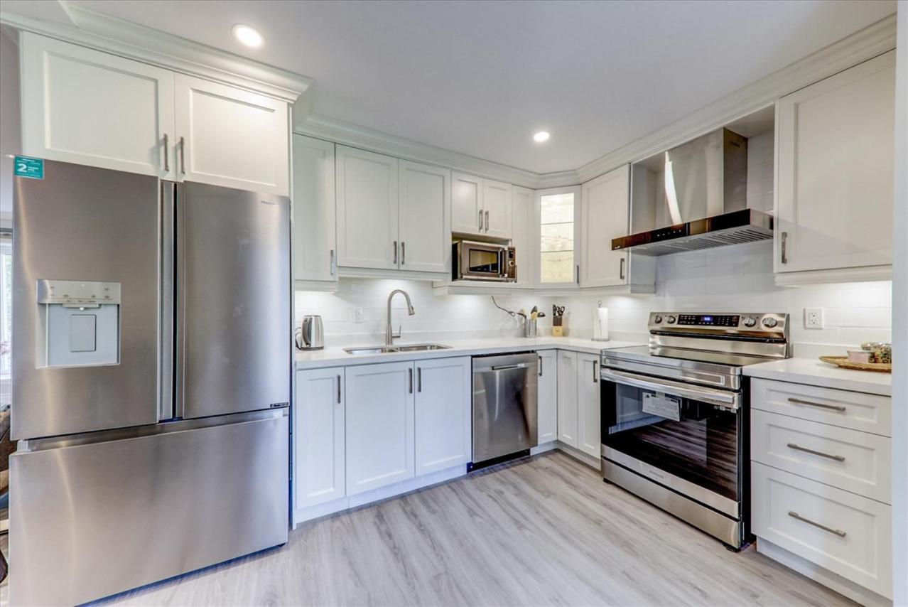 Stunning 7 Bedroom Rougeview Home With 2 Kitchens, 5 Bathrooms, Amazing Backyard & 8-Car Parking Toronto Exterior photo