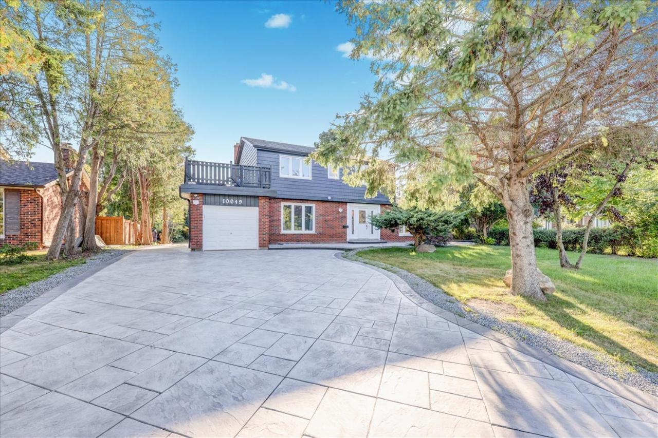 Stunning 7 Bedroom Rougeview Home With 2 Kitchens, 5 Bathrooms, Amazing Backyard & 8-Car Parking Toronto Exterior photo