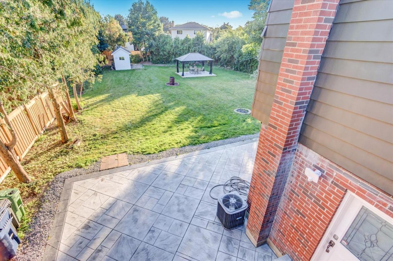 Stunning 7 Bedroom Rougeview Home With 2 Kitchens, 5 Bathrooms, Amazing Backyard & 8-Car Parking Toronto Exterior photo