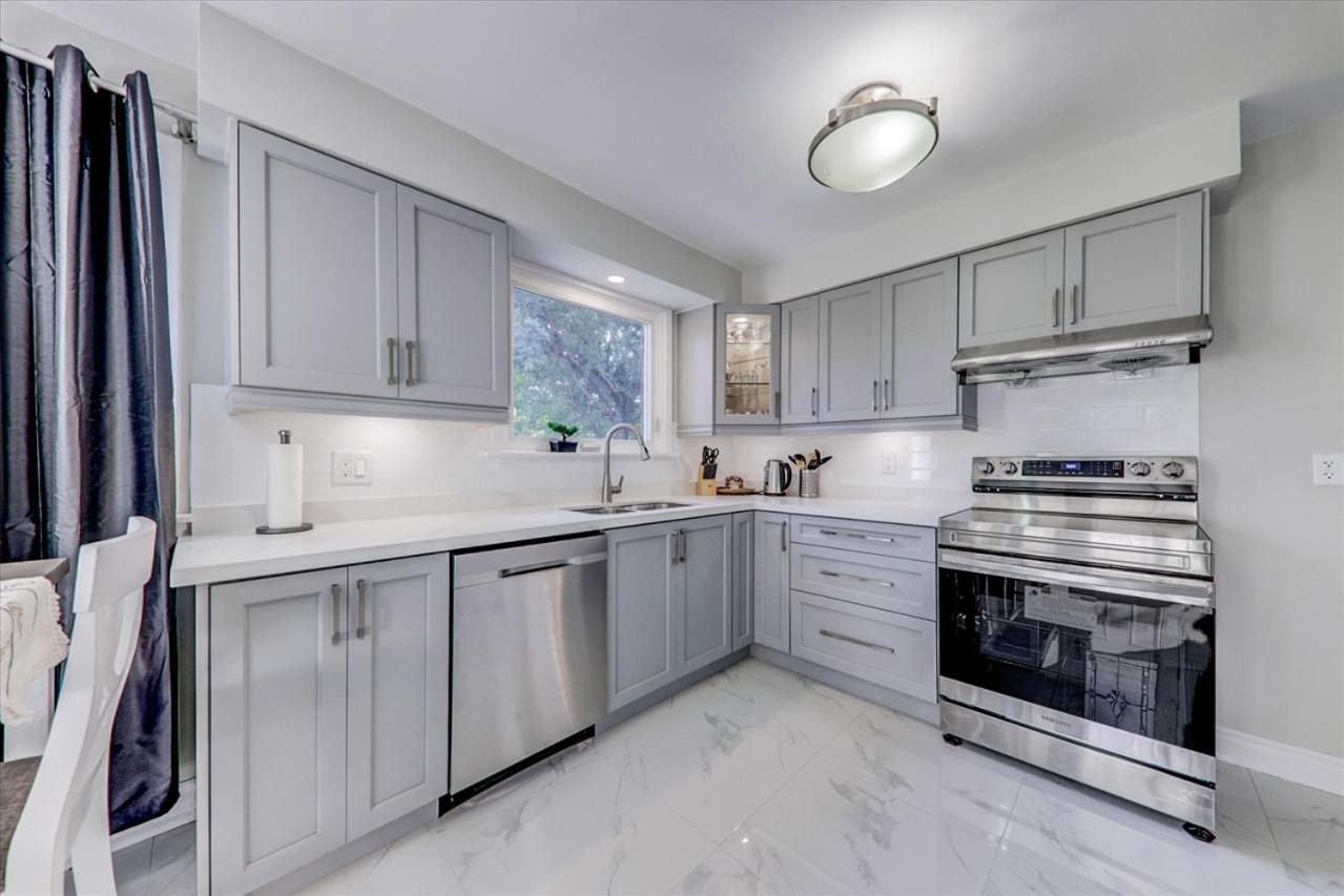 Stunning 7 Bedroom Rougeview Home With 2 Kitchens, 5 Bathrooms, Amazing Backyard & 8-Car Parking Toronto Exterior photo