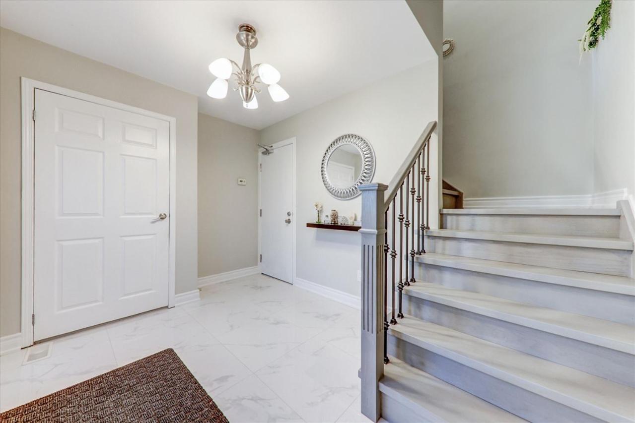 Stunning 7 Bedroom Rougeview Home With 2 Kitchens, 5 Bathrooms, Amazing Backyard & 8-Car Parking Toronto Exterior photo
