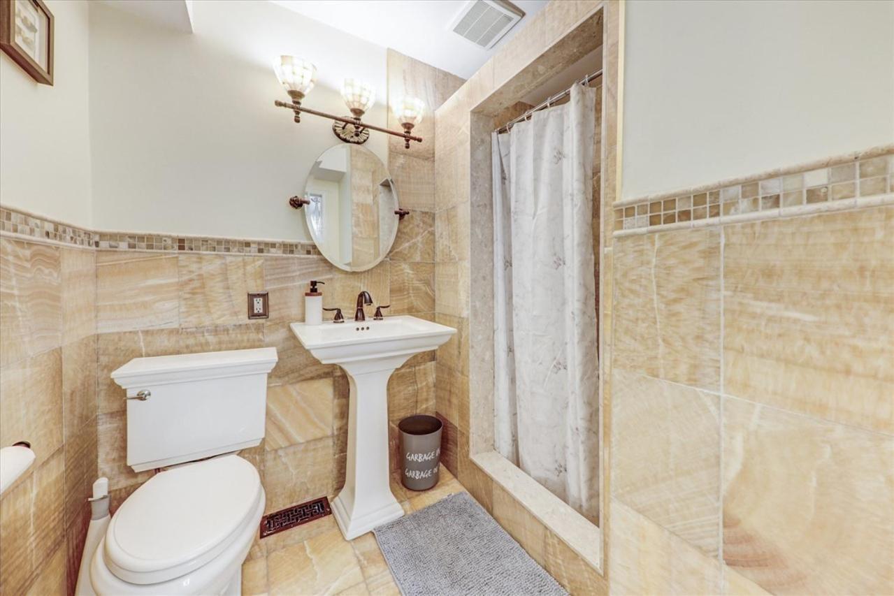 Stunning 7 Bedroom Rougeview Home With 2 Kitchens, 5 Bathrooms, Amazing Backyard & 8-Car Parking Toronto Exterior photo